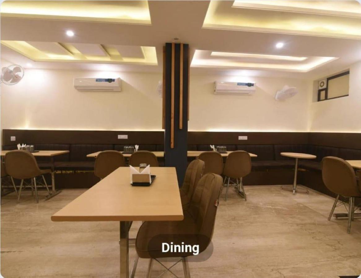 Del Near Igi Airport Hotel